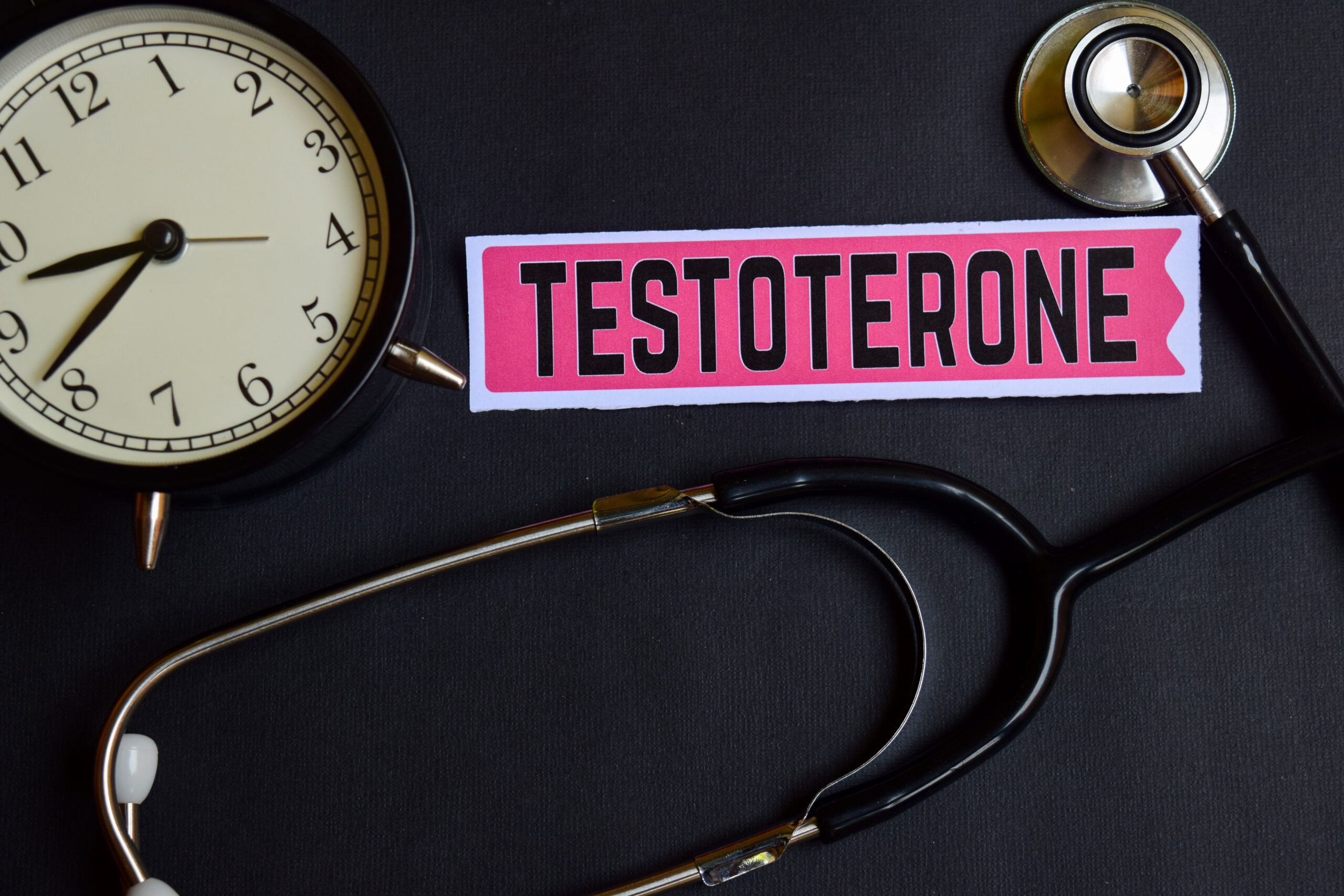 El chip de testosterona implica el uso de un dispositivo implantable para mantener niveles adecuados de esta hormona, aliviando síntomas asociados con su déficit.